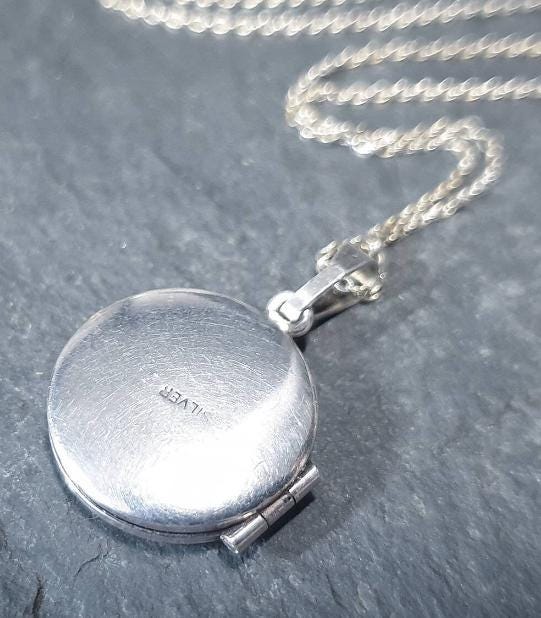 Vintage SILVER Circle LOCKET with Star on 18" Chain - 3.1g