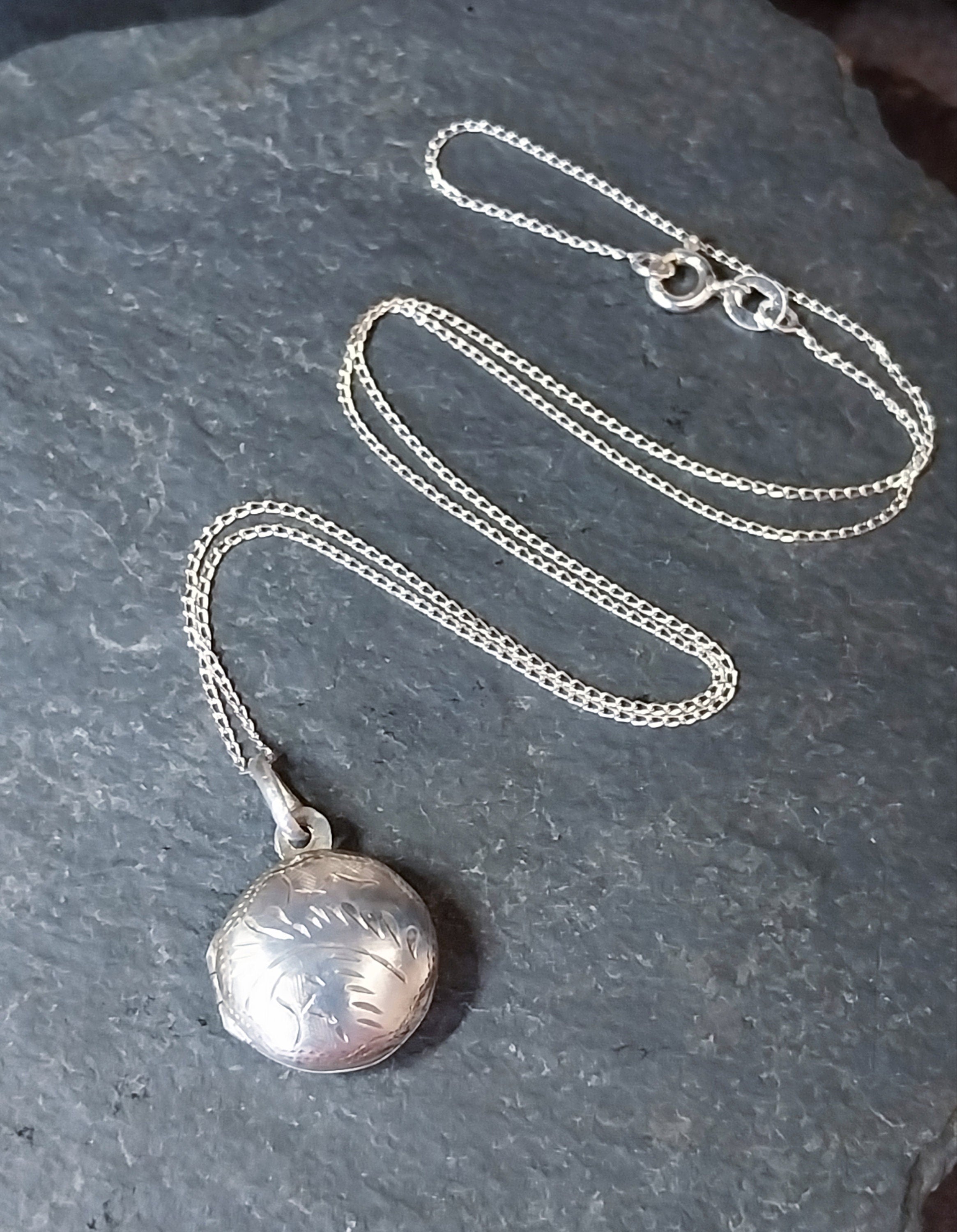 Vintage Small SILVER LOCKET - Circular on 16" Chain - 2.5g