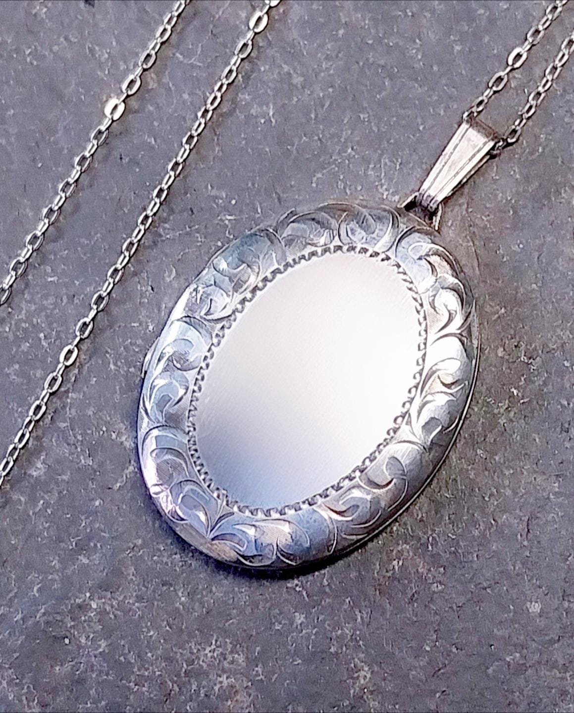Vintage SILVER OVAL LOCKET c 1978- Scroll Border 20" Chain - 7g