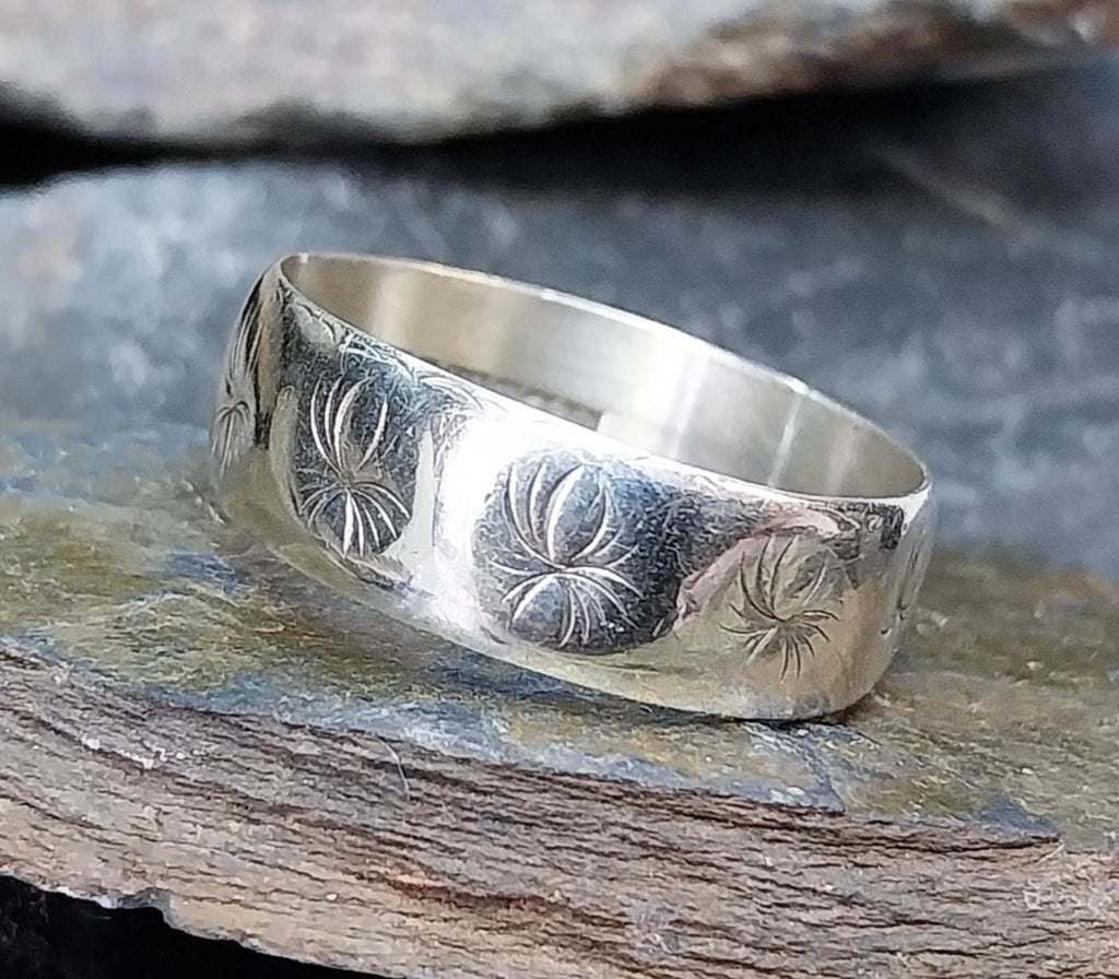 9ct White GOLD Ring Wedding Band with Stars - Hallmarked - Size S (us 9) - 3.7g