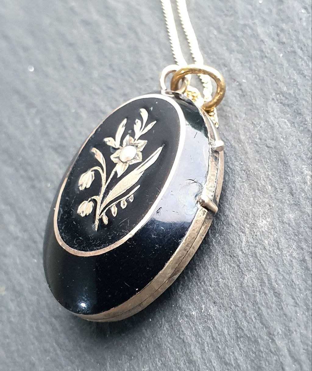 VICTORIAN Jet Black & 9ct Gold LOCKET - with 18" Chain - 6.5g