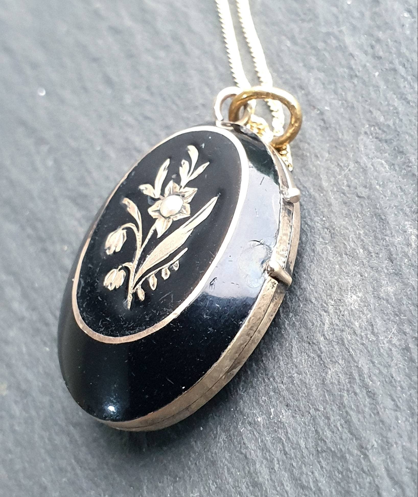 VICTORIAN Jet Black & 9ct Gold LOCKET - with 18" Chain - 6.5g