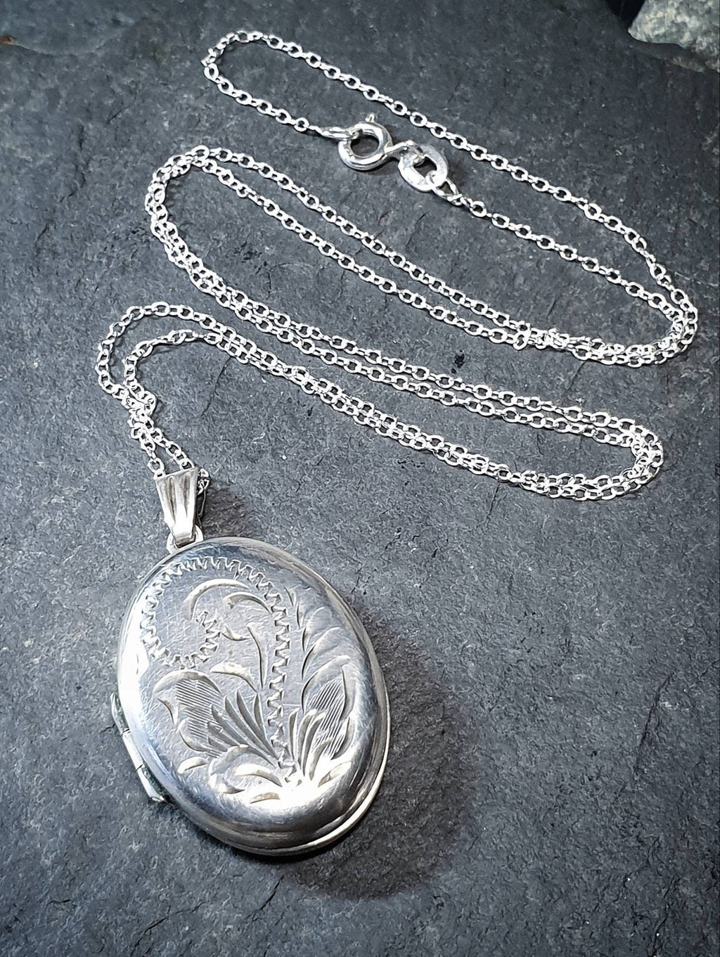 Vintage OVAL SILVER LOCKET - Fauna Pattern with 20" Chain - 6g