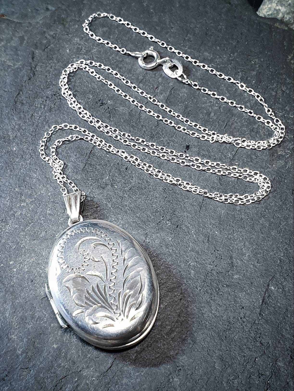 Vintage OVAL SILVER LOCKET - Fauna Pattern with 20" Chain - 6g