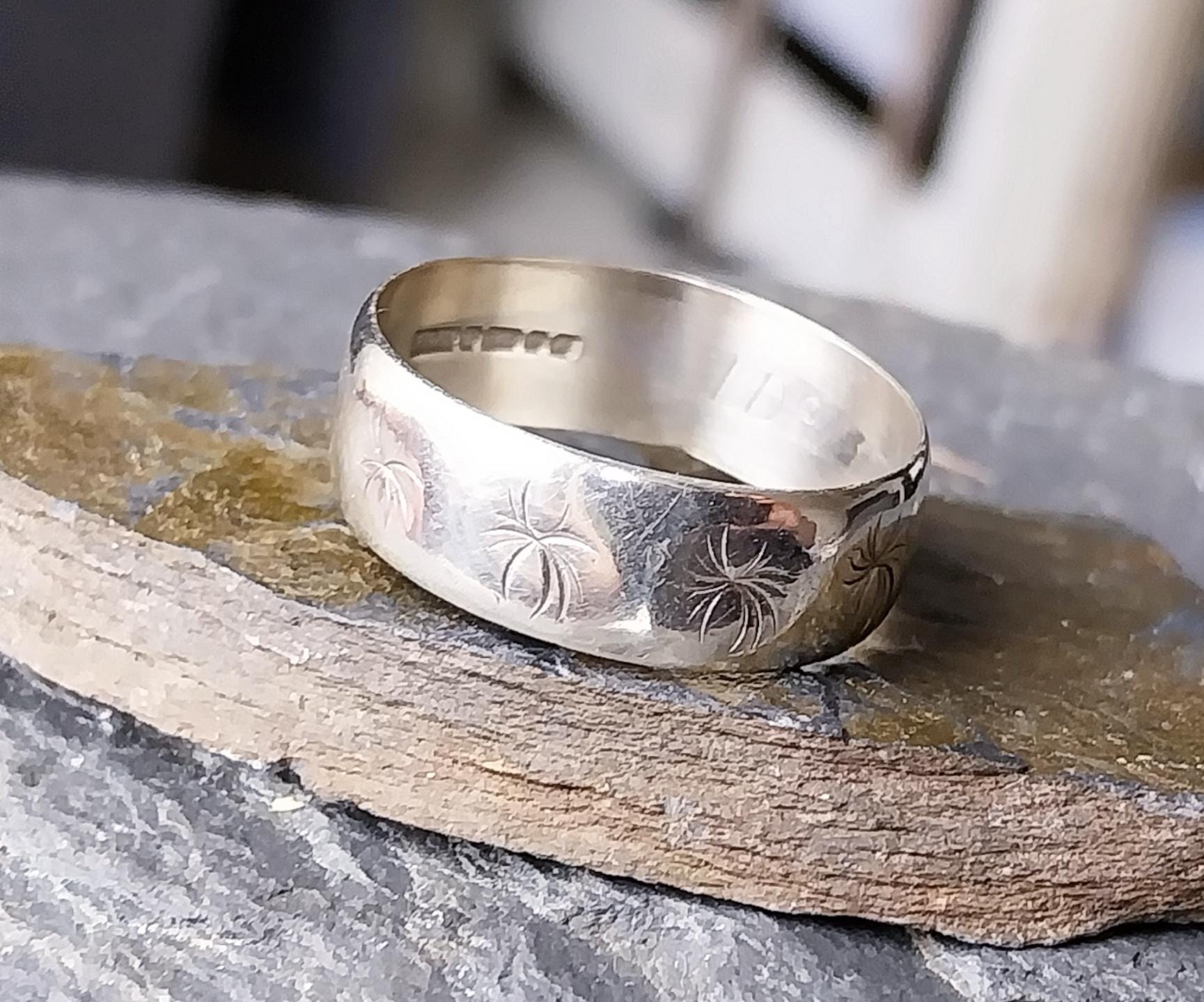 9ct White GOLD Ring Wedding Band with Stars - Hallmarked - Size S (us 9) - 3.7g