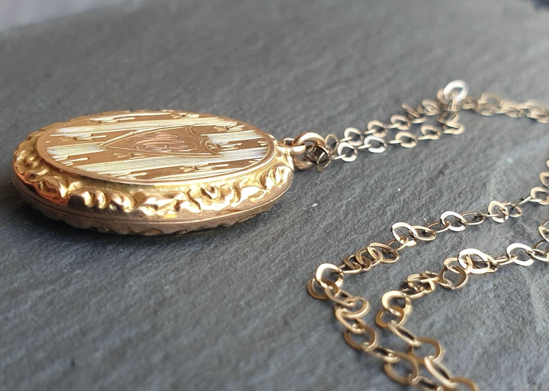 Antique 9ct GOLD LOCKET - Chester 1914 on 20" Chain - 6g