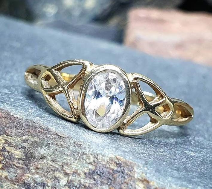 9ct GOLD CELTIC KNOT Ring - Clear Gemstone - uk size P (us 7.5) - 1.3g