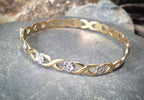 Vintage 9ct Rolled GOLD BANGLE with White Flowers - 6.9g