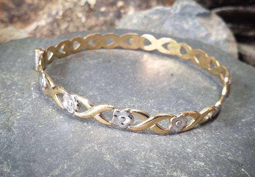 Vintage 9ct Rolled GOLD BANGLE with White Flowers - 6.9g