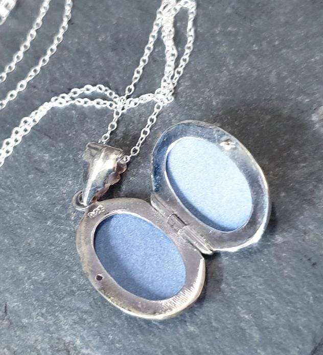 Vintage SILVER OVAL Locket Necklace single flower - with 18" Chain - 4.5g