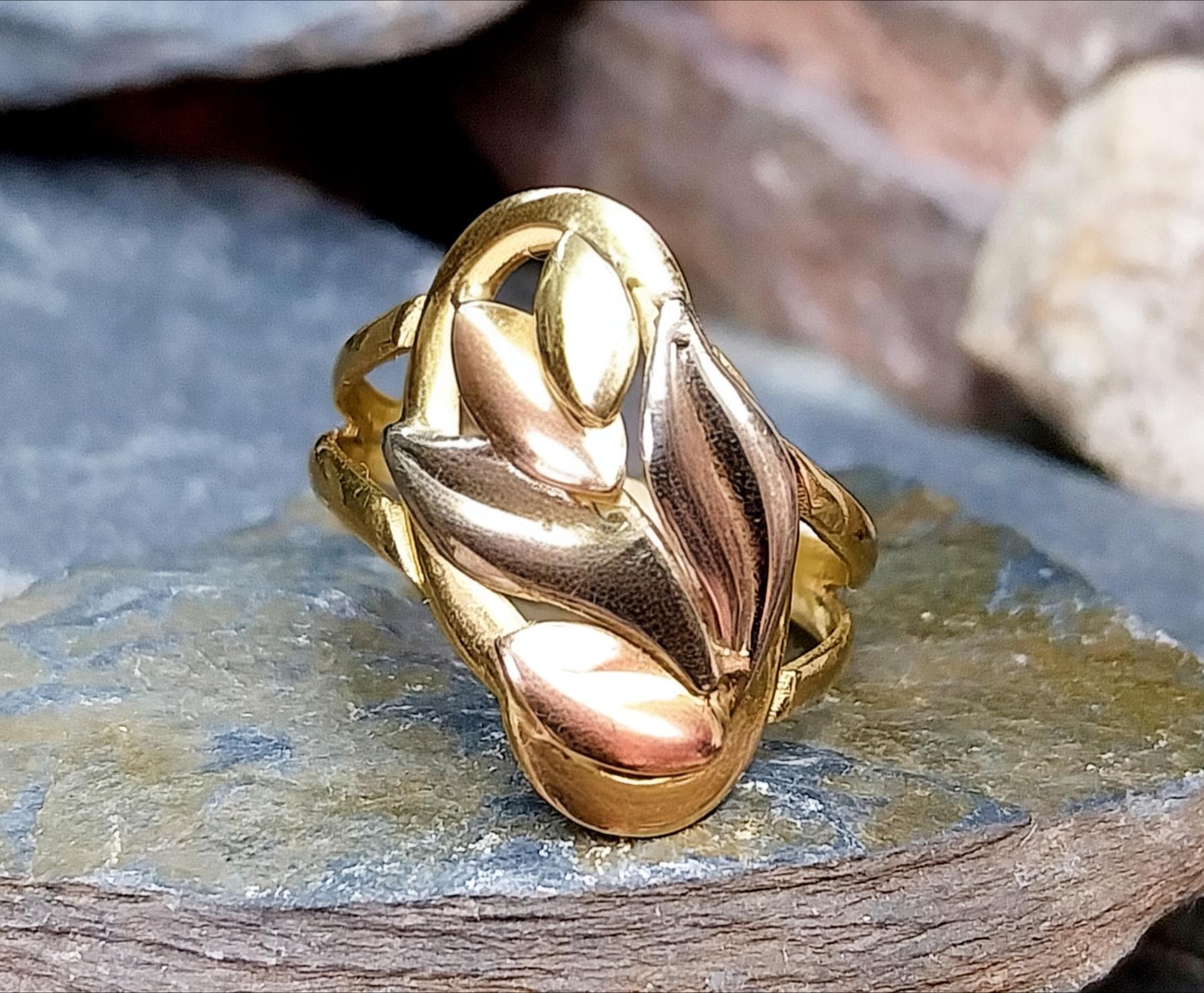 18ct GOLD RING with 3 Coloured Leaf Design - Size uk P 1/2 (us 8) - 2.9g