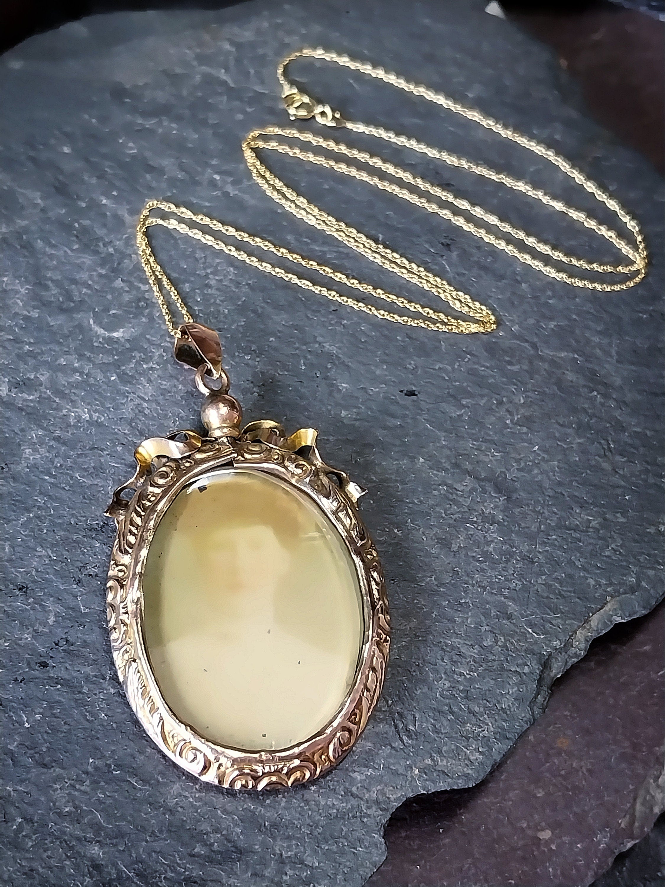 Victorian 9ct Gold Photo Locket Pendant - Double Sided on 18" Gold Chain - 9.8g