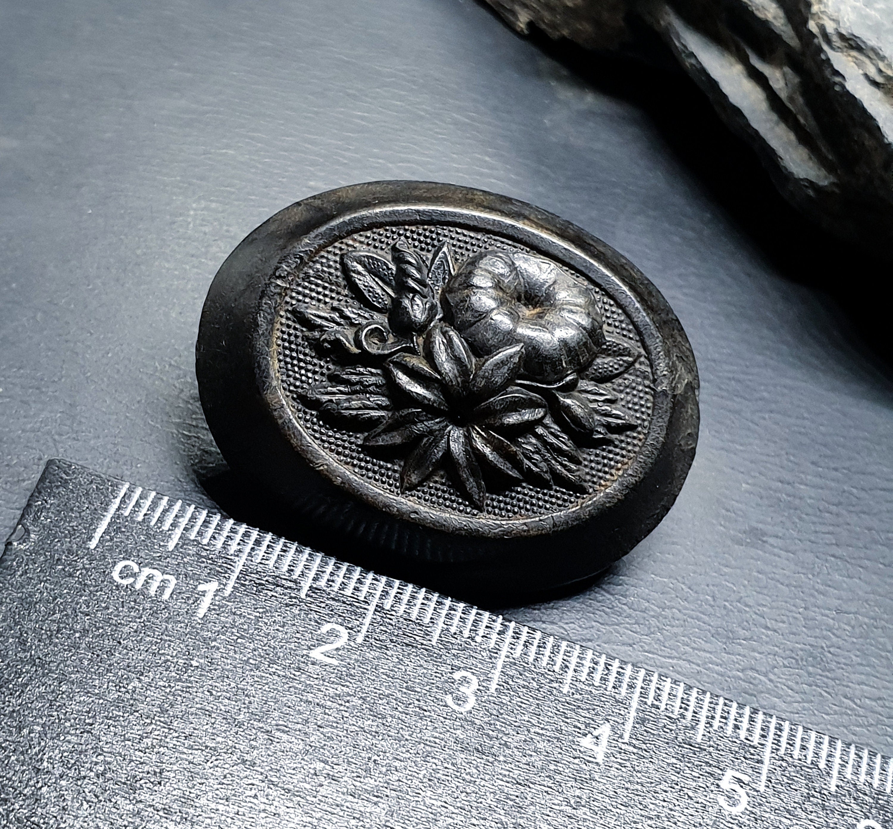Antique Victorian Vulcanite Brooch with flowers - 10.4g