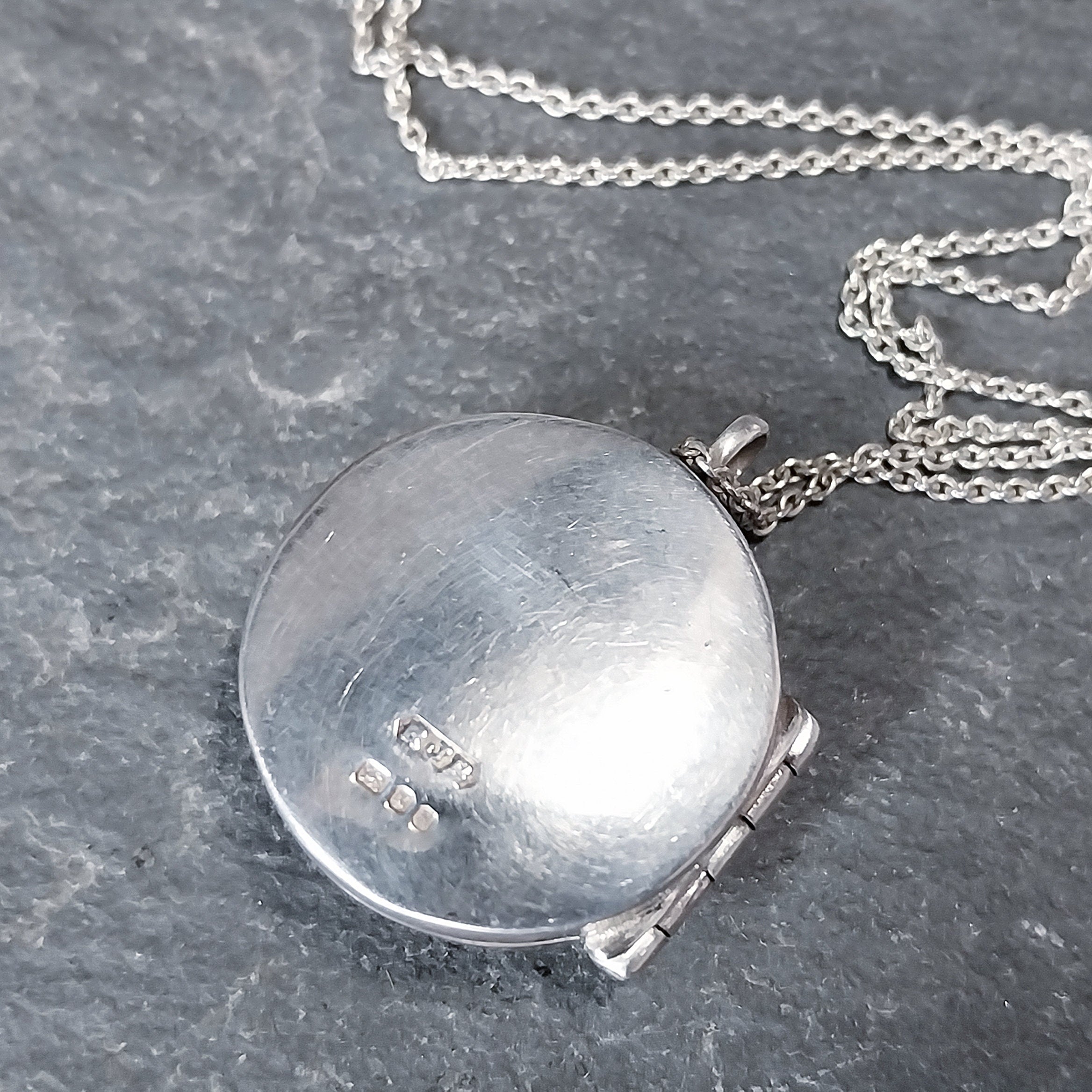 Vintage Sterling Silver Agate Circle Locket - 18" chain - 10.3g