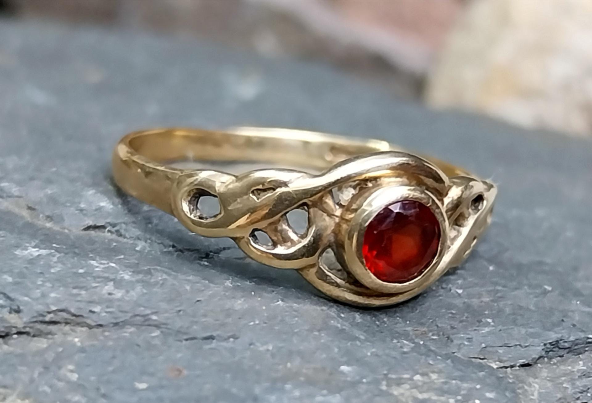 9ct GOLD Ring - Red Gemstone, Celtic Design - size O (us 7) - 1.7g