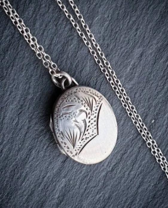 Vintage OVAL SILVER LOCKET - Engraved with 'From dad on your 21st' with 18" Chain - 3.3g