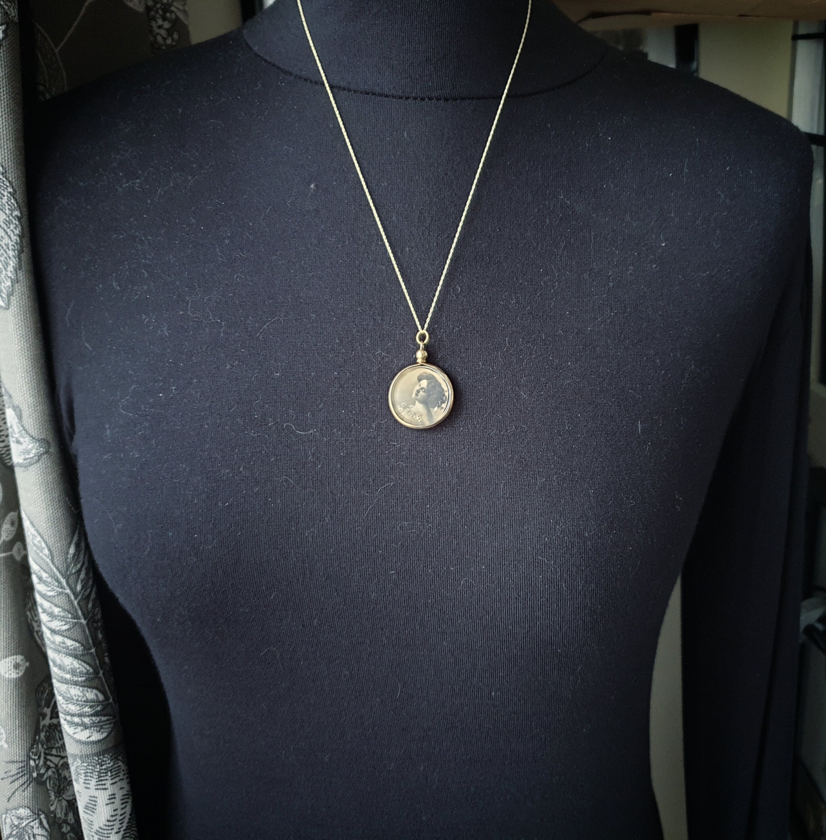Edwardian 9ct Gold Photo Locket Pendant - Ci 1910 Double Sided Locket on 20" chain 5.2g