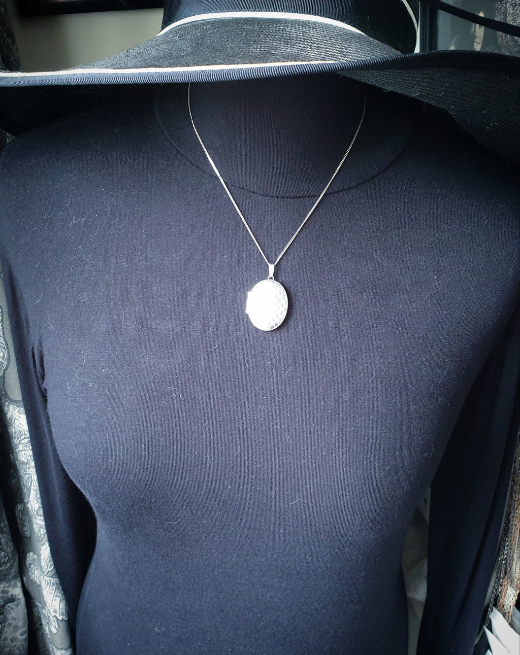 Large Oval SILVER LOCKET with Checker Board design on 18" Chain - 7.8g