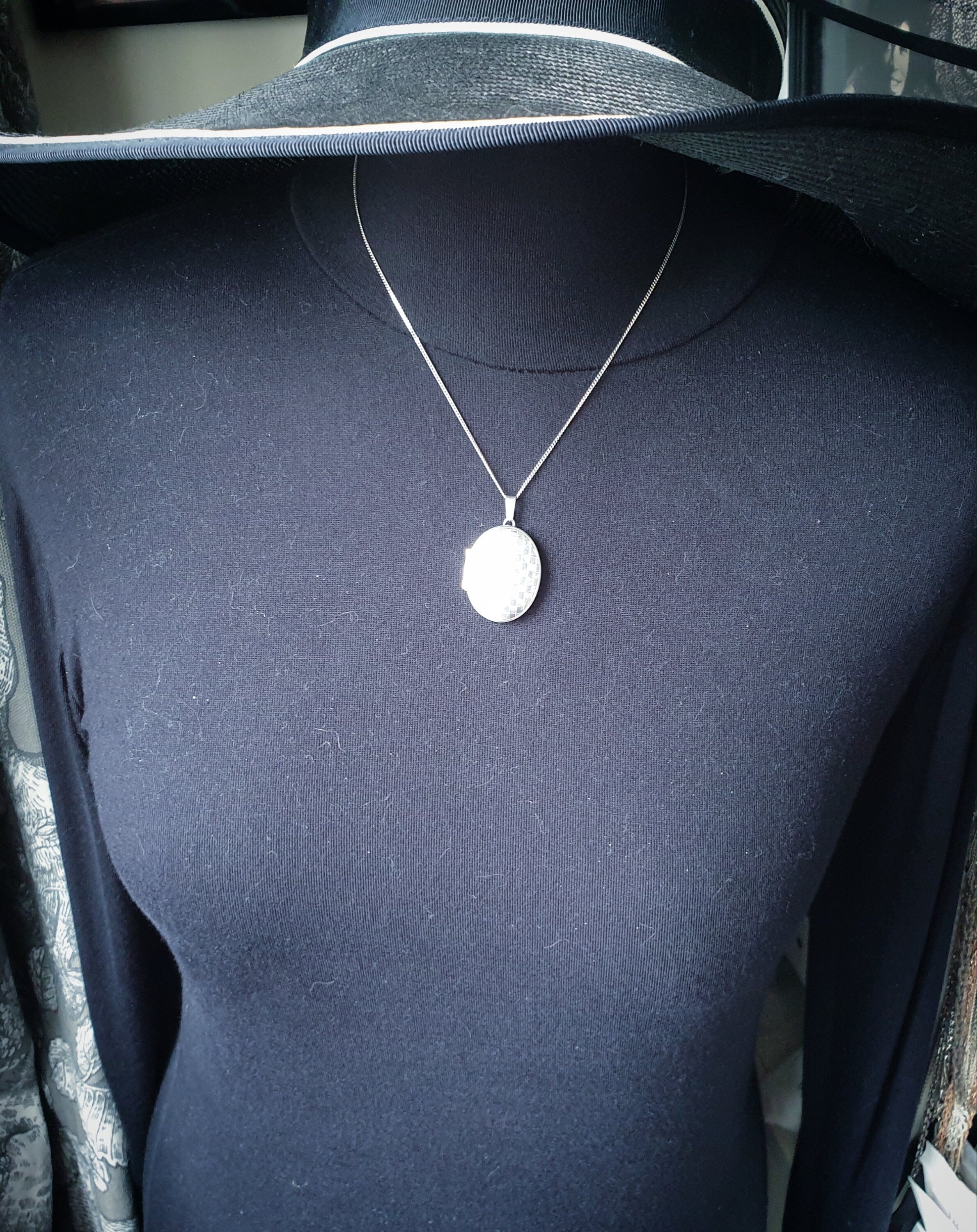 Large Oval SILVER LOCKET with Checker Board design on 18" Chain - 7.8g