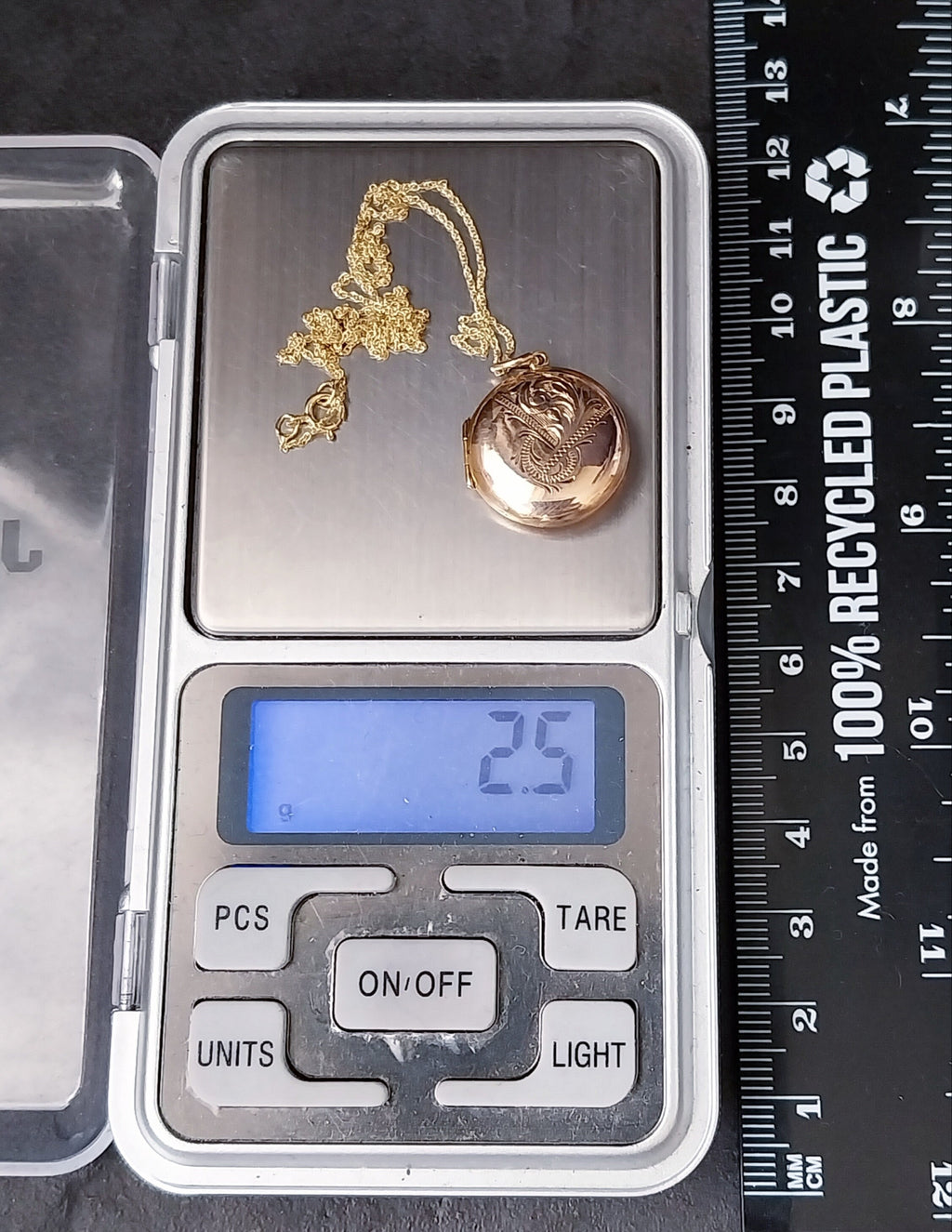 9ct GOLD Circle LOCKET - Chester c 1954 with 18" Chain - 2.5g