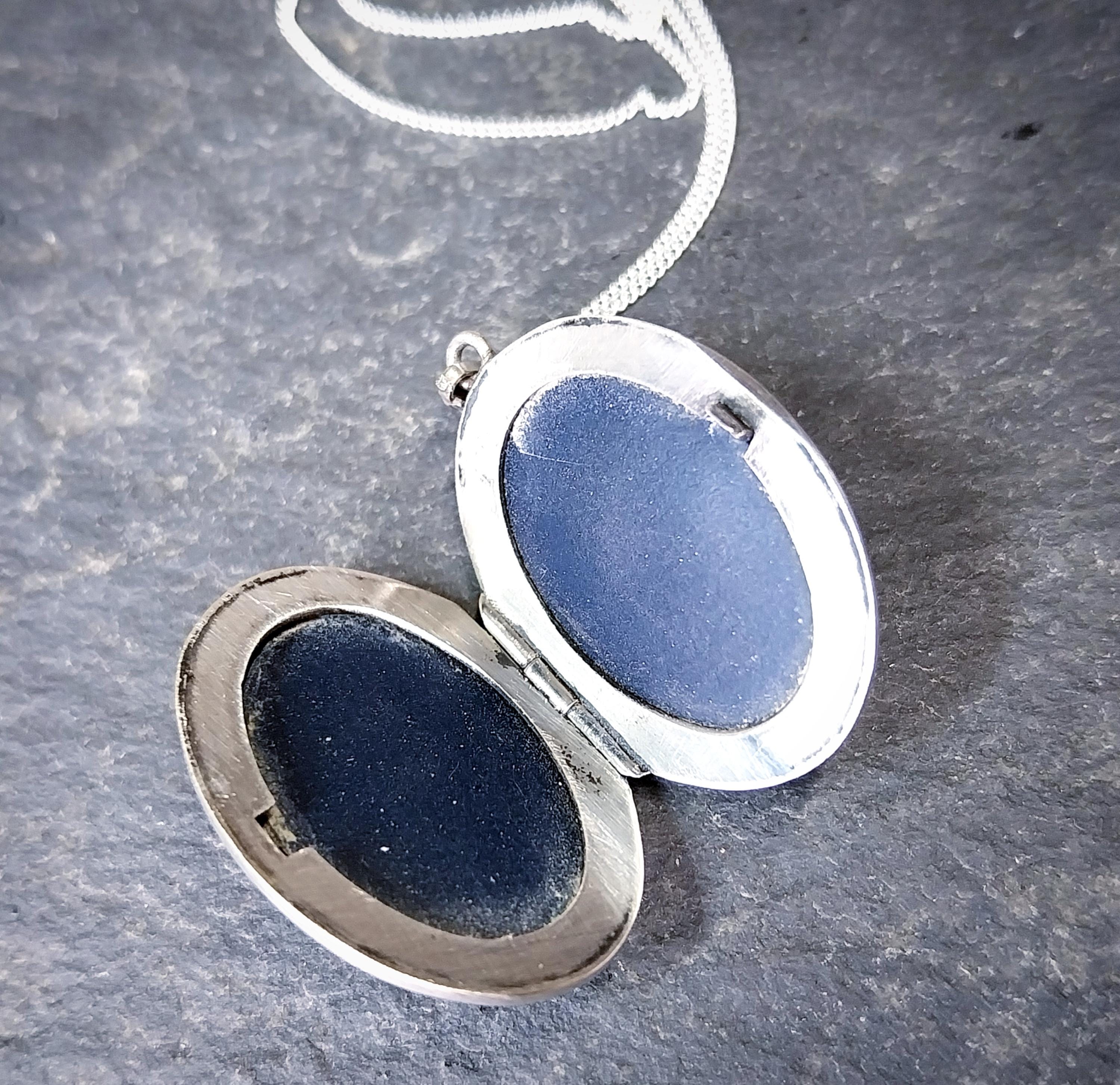 Vintage Oval SILVER LOCKET with Striped design on 18" Chain - 6.4g