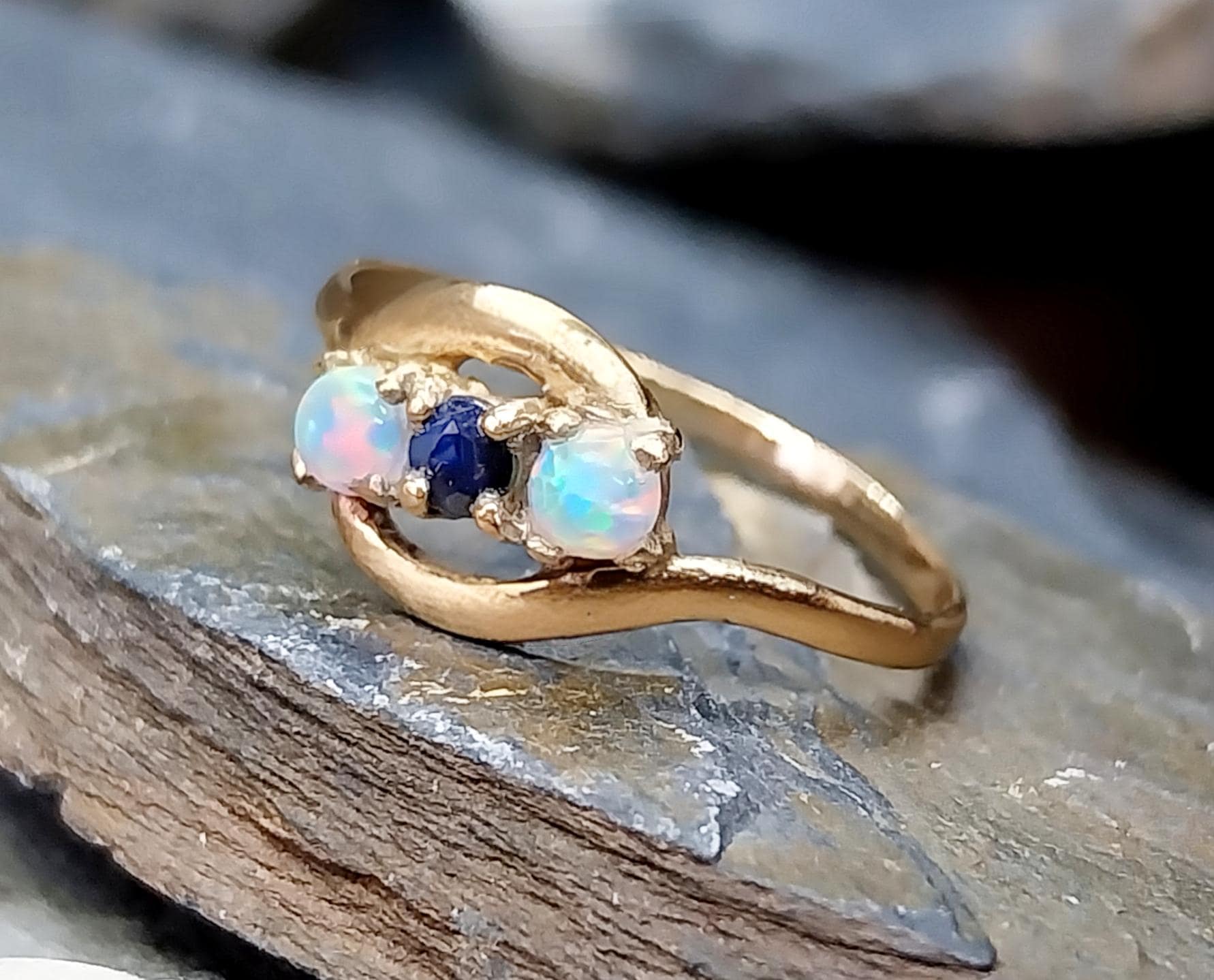9ct GOLD Fire Opal & Sapphire Ring - Size uk L 1/2 (us 6) - Hallmarked - 1g
