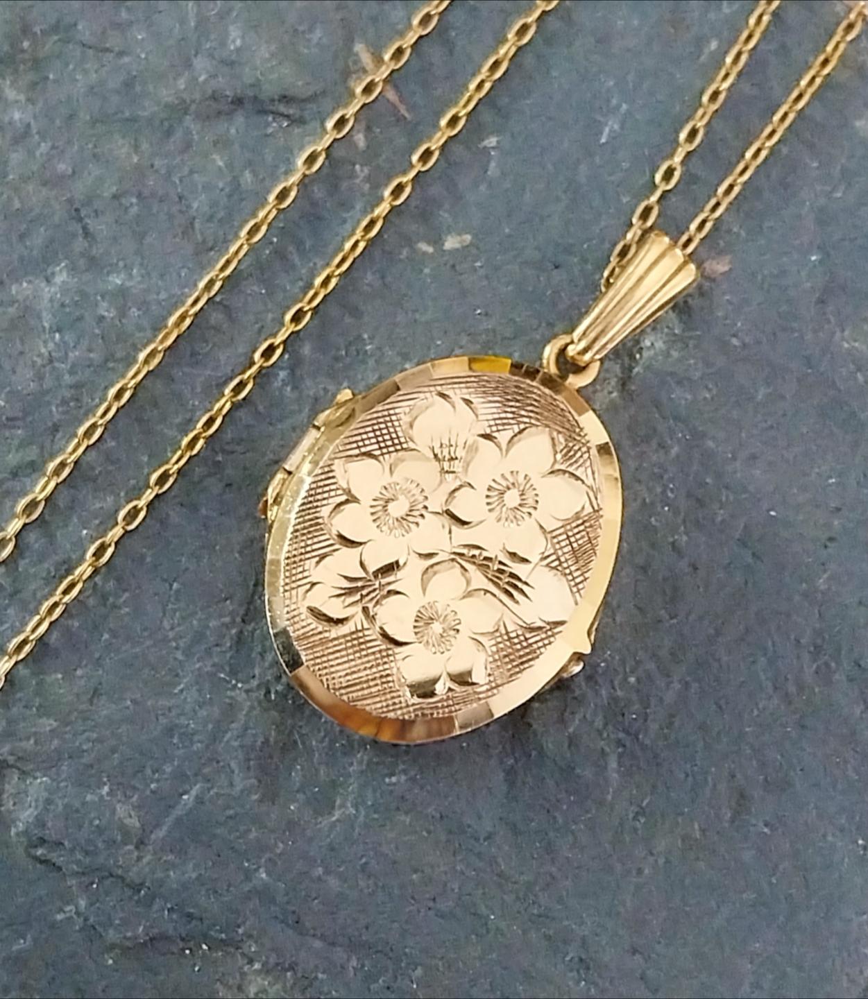 9ct Gold GEORG JENSEN Oval Locket - Three Flowers on 16" Chain - 4.8g