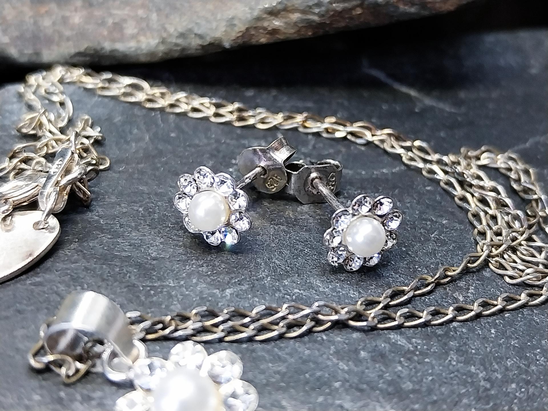 Sterling Silver Daisy Flower  Necklace and Matching Earrings Set - 2.3g