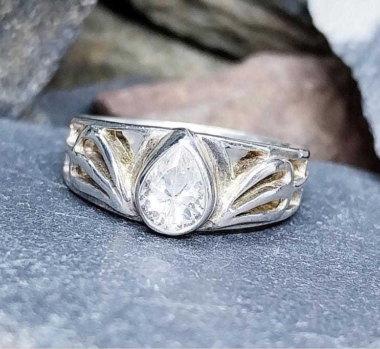 Sterling Silver Ring with clear stone - uk size N 1/2 (Us size 7) - 4.9g