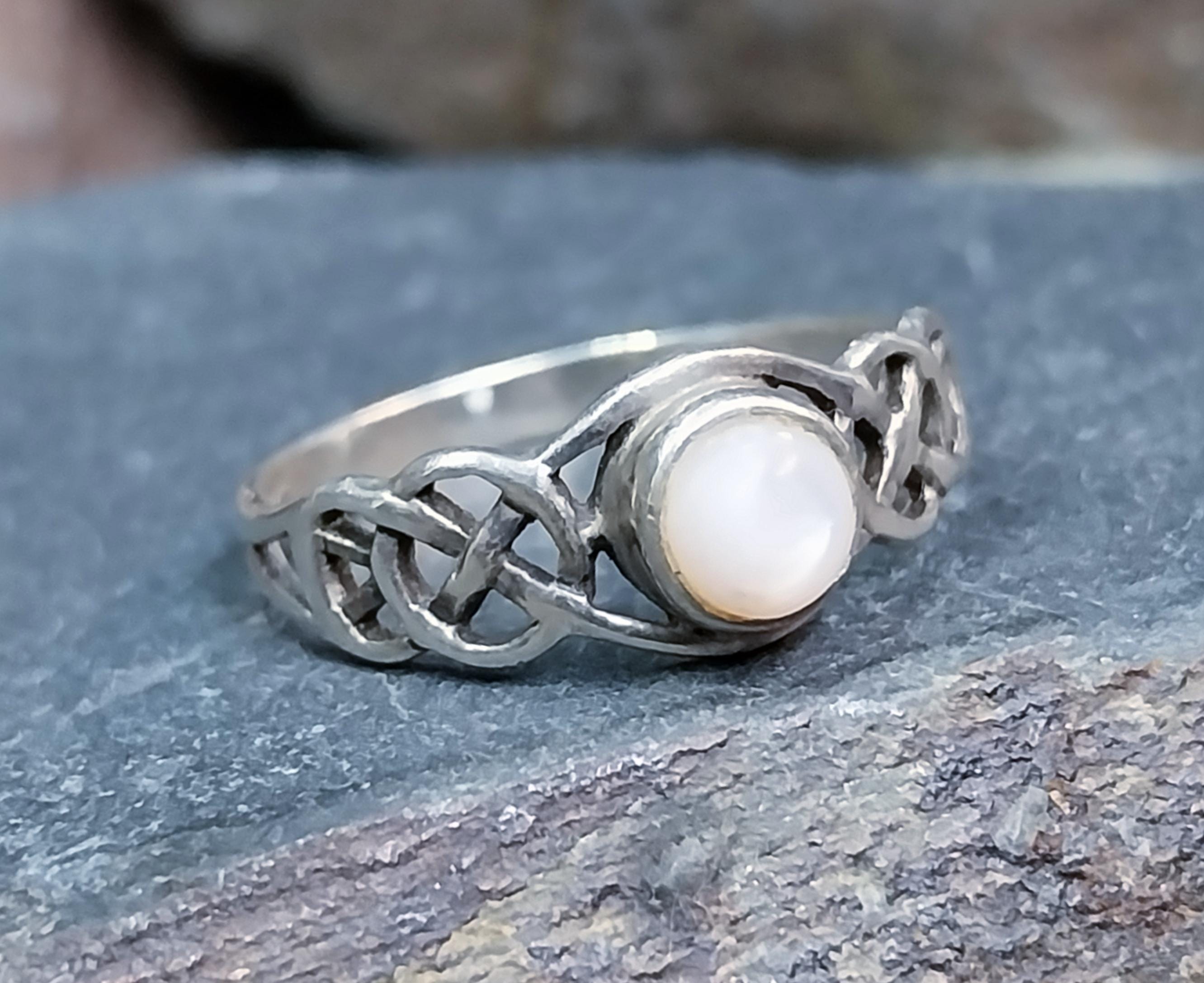Vintage Mother of Pearl RING Sterling Silver Celtic Knot - Size uk m1/2 ( us 6.5) - 1.5g