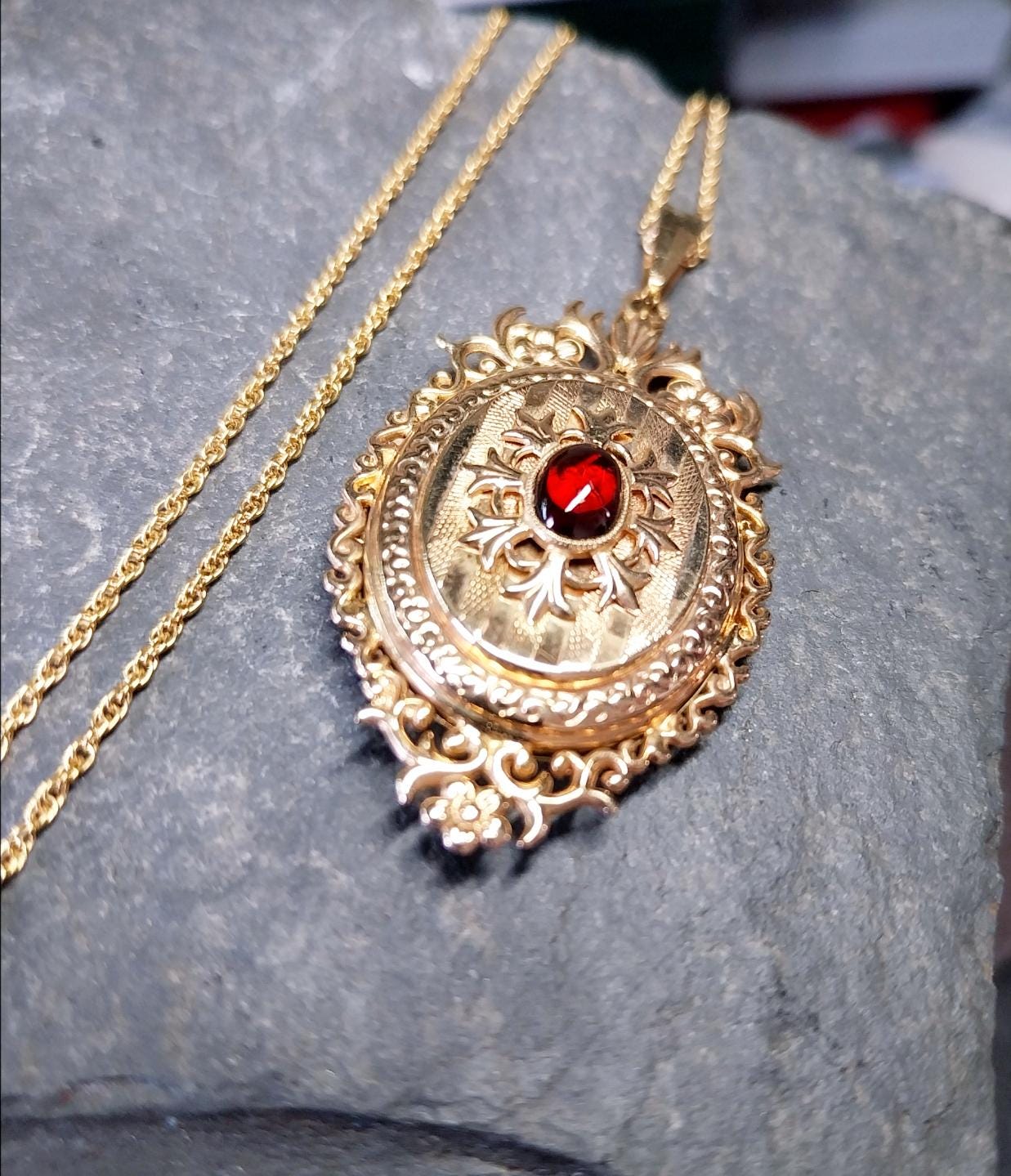 Vintage 9ct GOLD Ornate Locket Necklace on 20" Chain - 8g