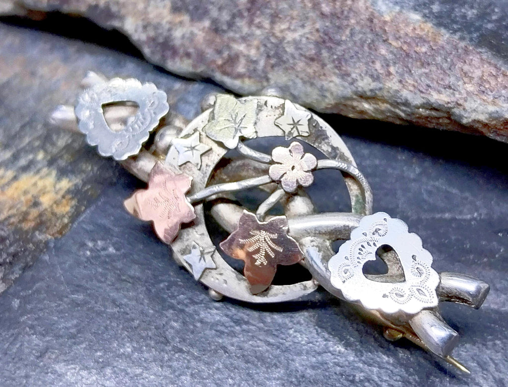 VICTORIAN CRESCENT MOON Brooch with hearts - Hallmarked 1899 - 4.3g