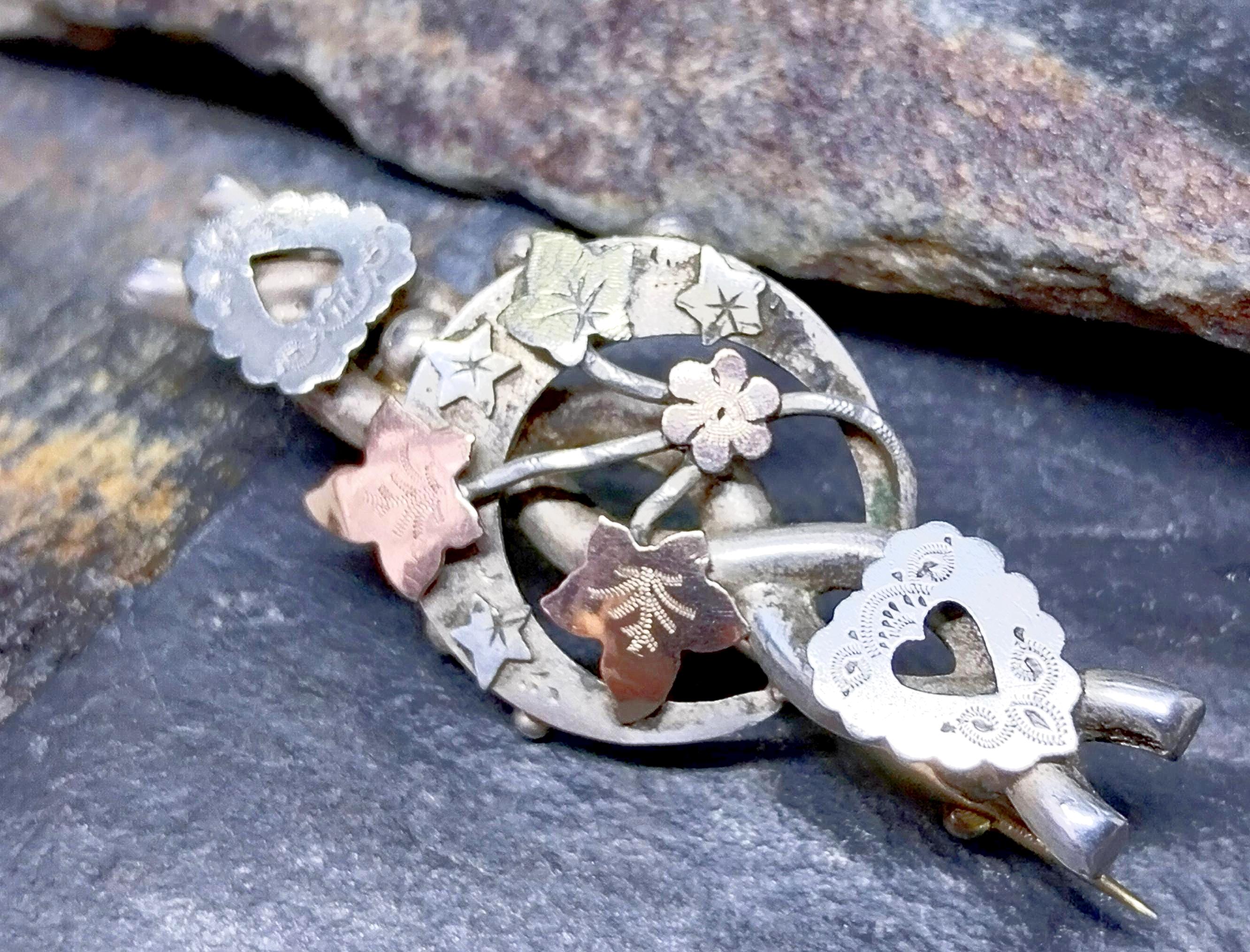 VICTORIAN CRESCENT MOON Brooch with hearts - Hallmarked 1899 - 4.3g