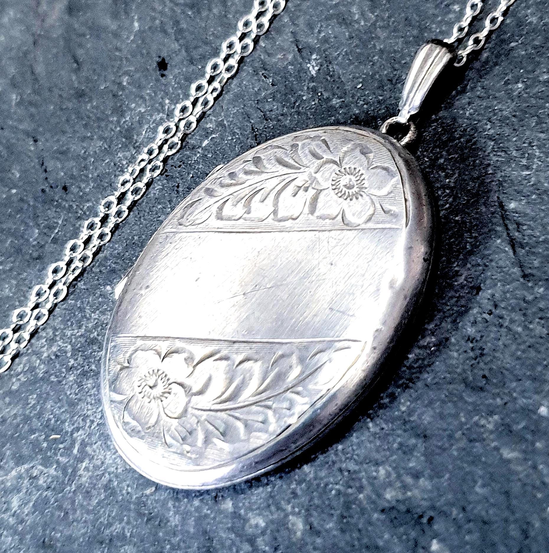 Vtg STERLING SILVER Oval Locket Necklace - with 20" Chain - 8.1g