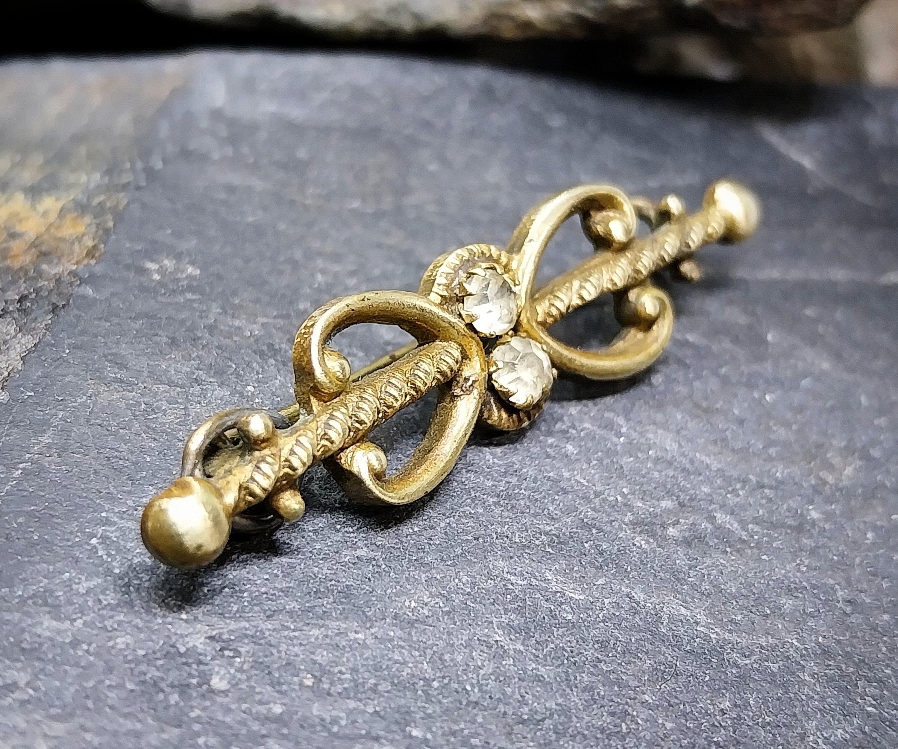 Victorian BOW BROOCH - pinchbeck with Paste Stone - 3.3g