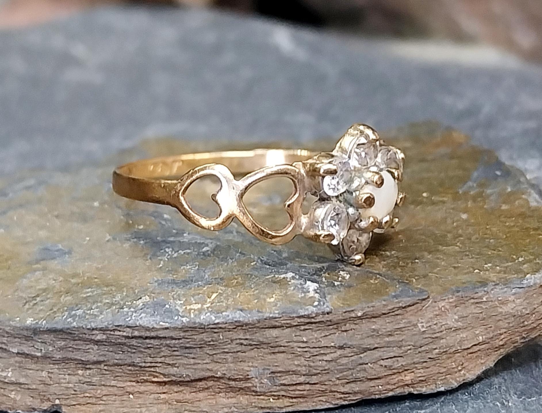 9ct GOLD RING - Flower Cluster with Milky Opal - Size uk N (us 6.5) -1.2g