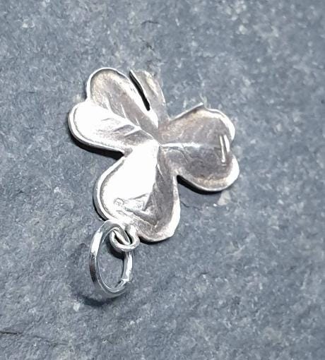 Silver CLOVER SHAMROCK Small CHARM with green enamel - Vintage  0.6g