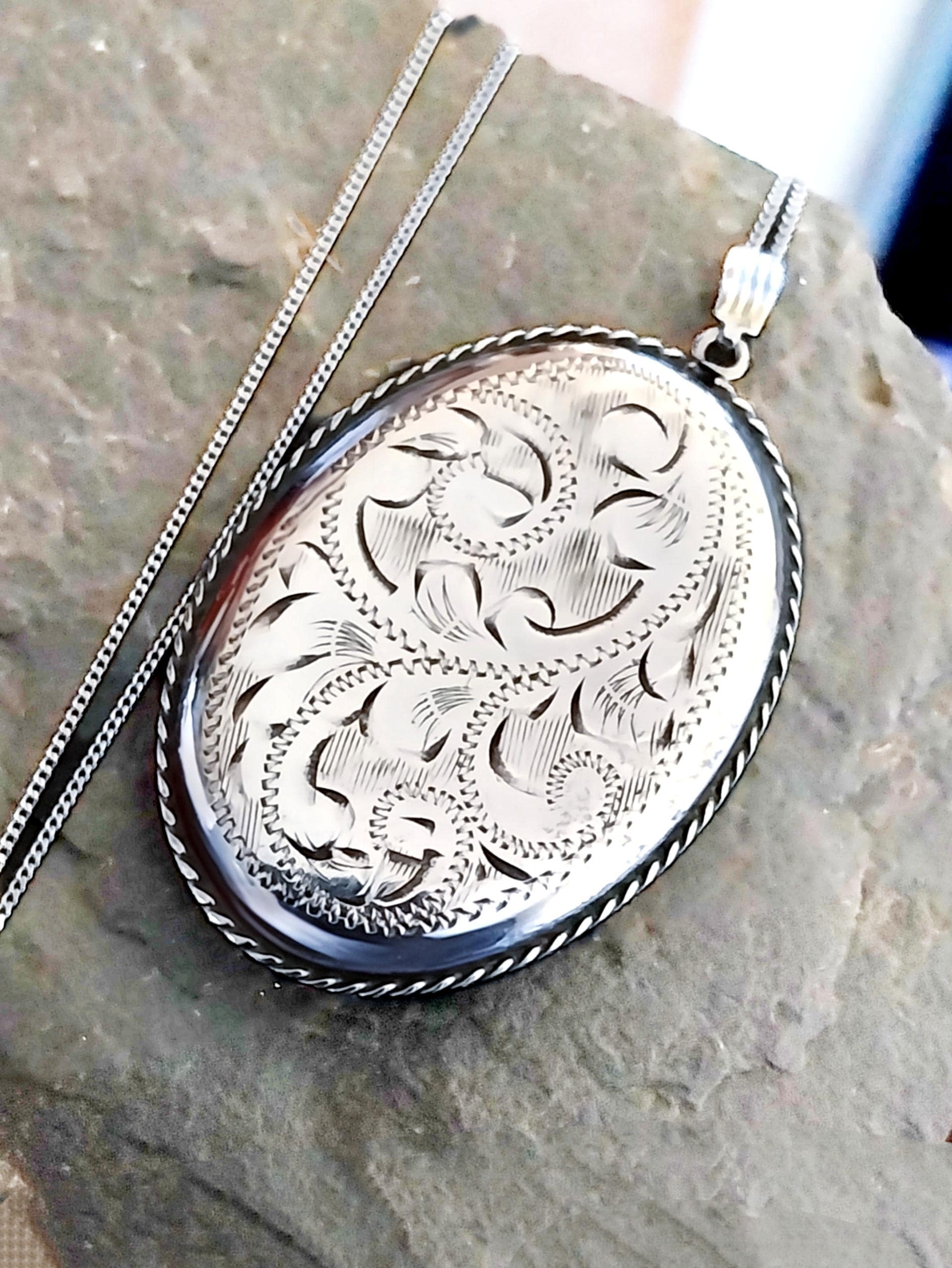 Sterling SILVER LOCKET - with Large Oval Rope Border on 20" Chain - 13g