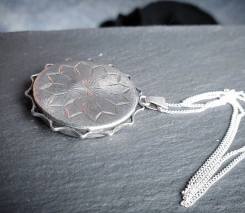 Large Vintage SILVER SUNBURST LOCKET - Sunning with 20" Chain - 10.2g