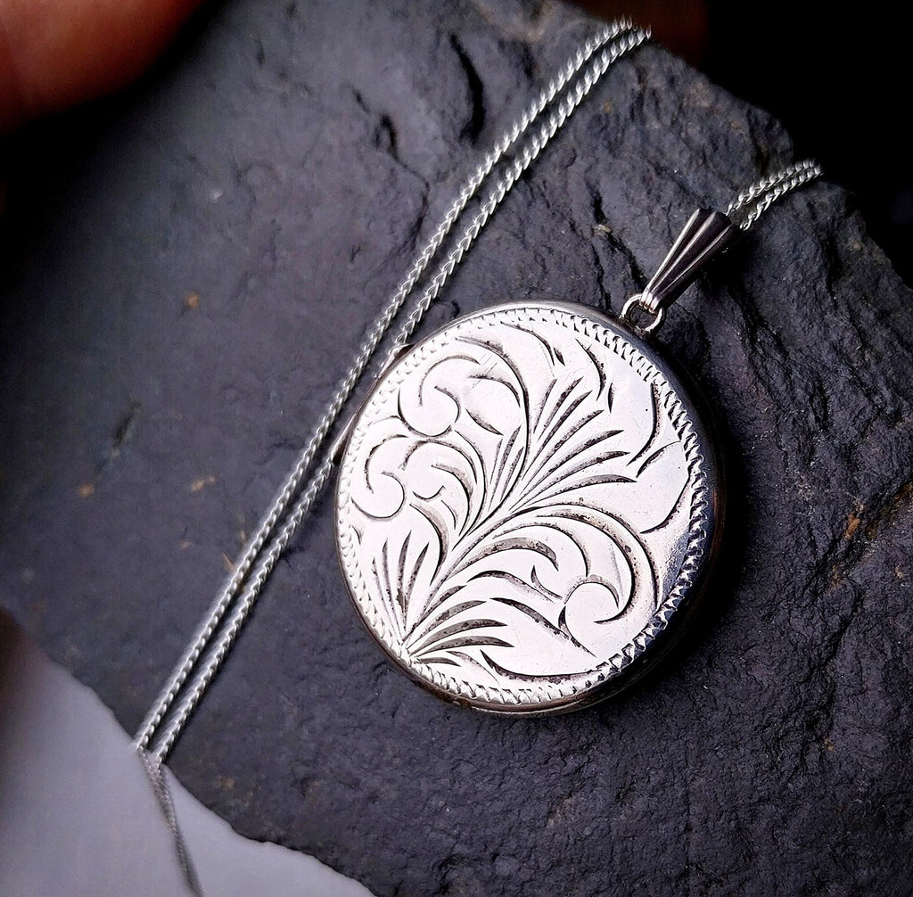 Large Sterling Silver Circular LOCKET Necklace -  on 20" Chain c 1973 - 8.4g