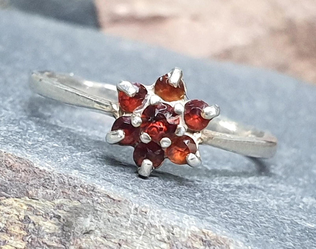 SILVER RING with Garnet Cluster, hallmarked 1977 - uk size N (us 6.5) - 6.4g