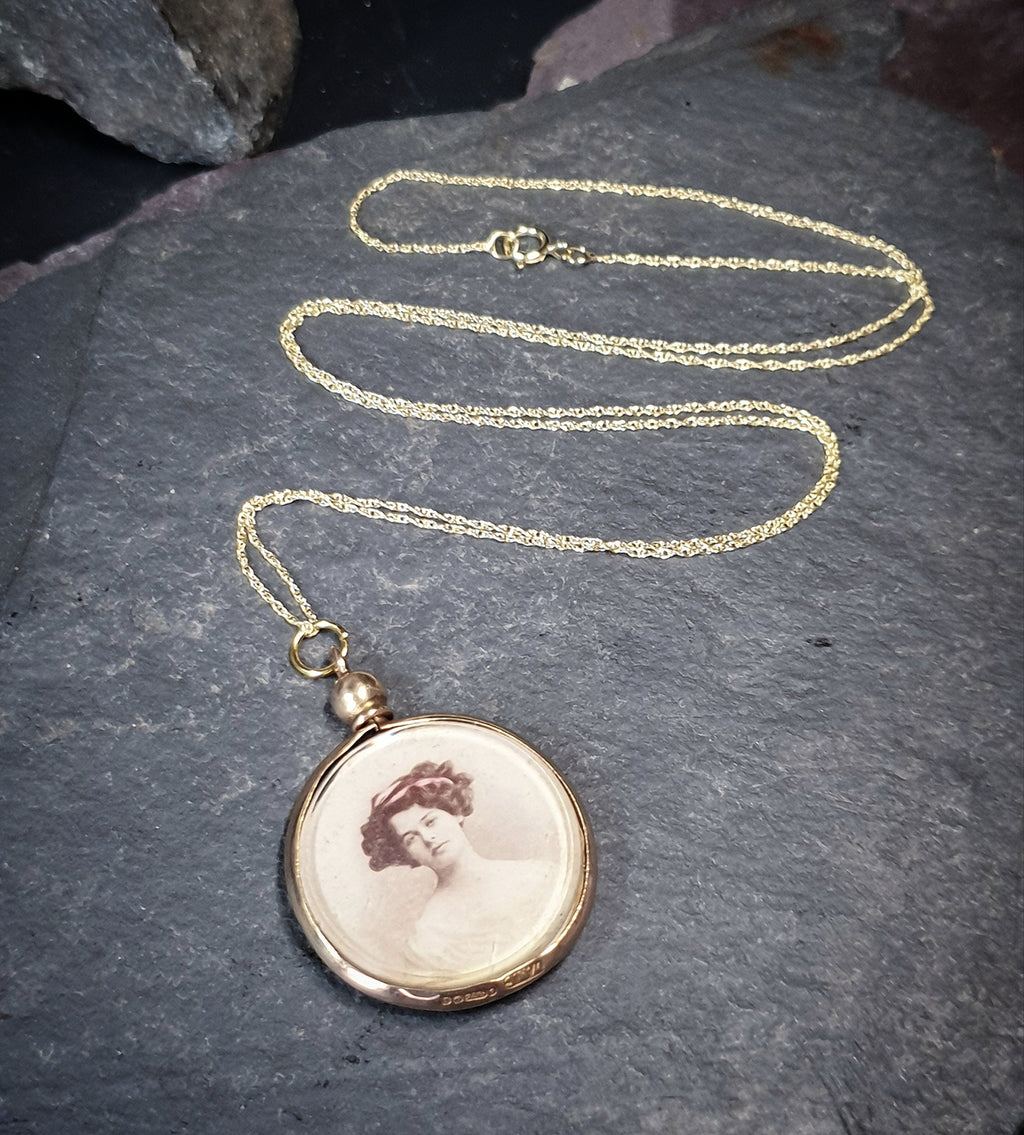 Edwardian 9ct Gold Photo Locket Pendant - Ci 1910 Double Sided Locket on 20" chain 5.2g