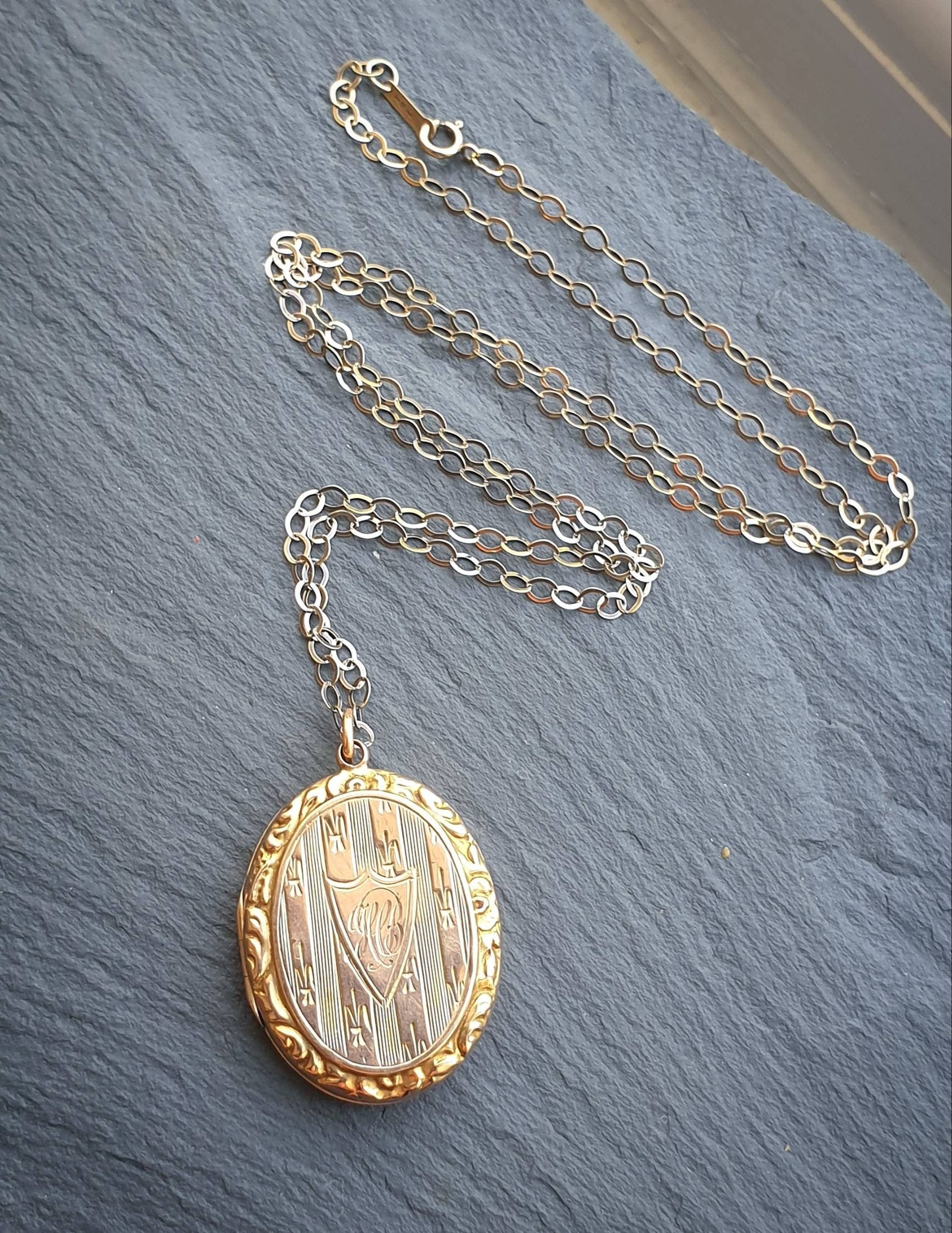 Antique 9ct GOLD LOCKET - Chester 1914 on 20" Chain - 6g