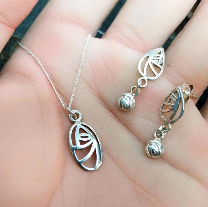 SILVER Necklace and Matching Earrings Gift Set - Celtic Leaf and Rose Bud - 4.1g