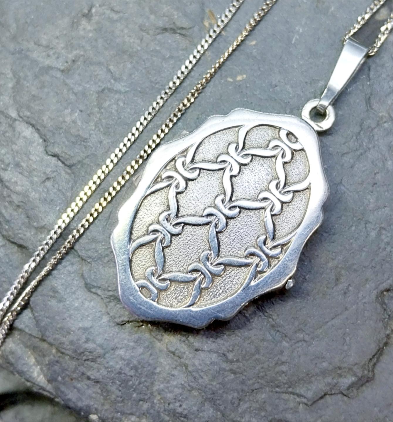 Large Vintage Sterling SILVER LOCKET with knot pattern - on 20" Chain - 22.4g