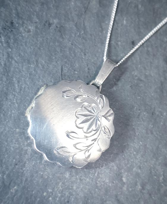Vintage Silver Circular LOCKET Necklace with Crimped Edge on 18" Chain - 4.3g