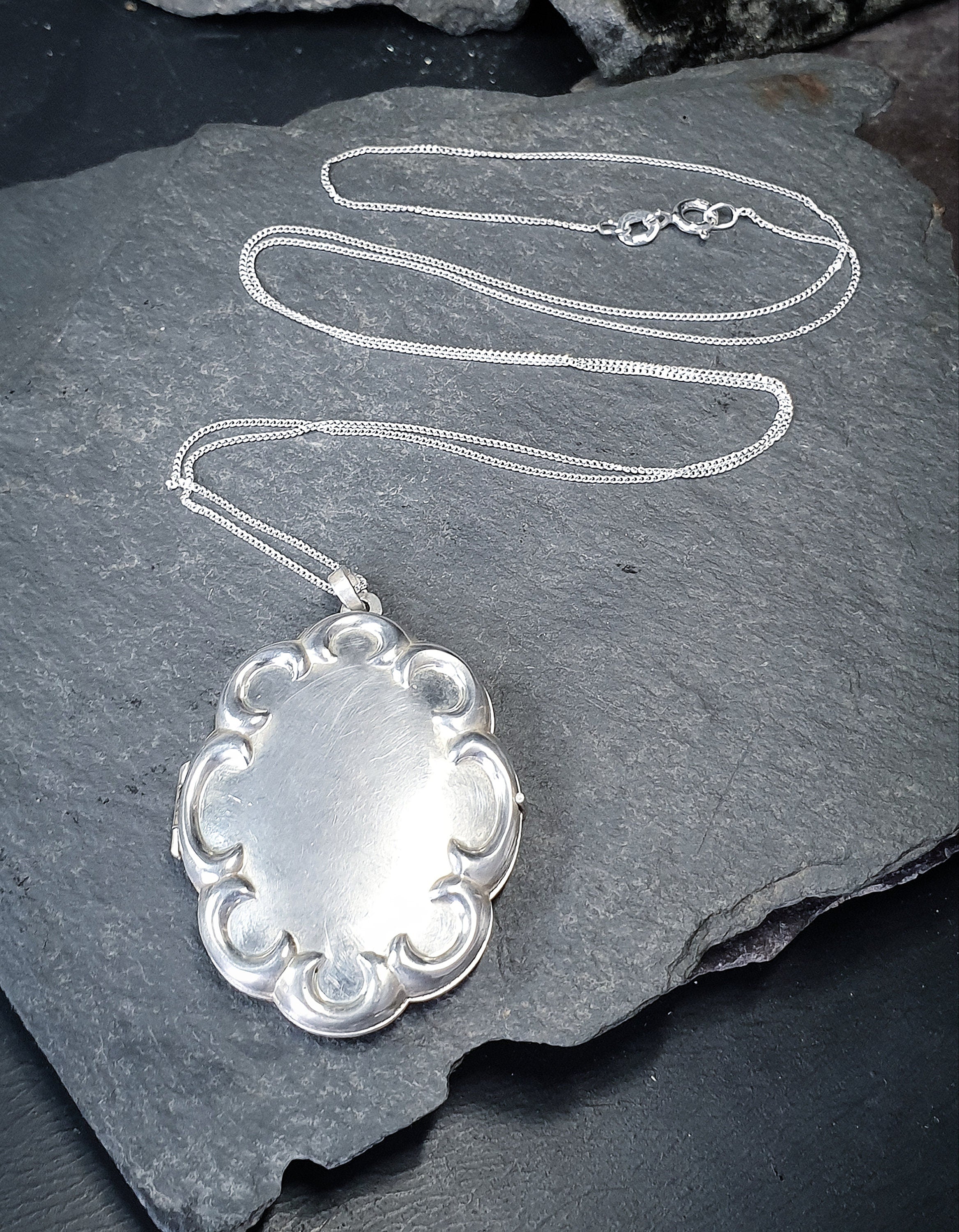 XL Silver Scalloped OVAL LOCKET Necklace with 20" Chain - 9.4g