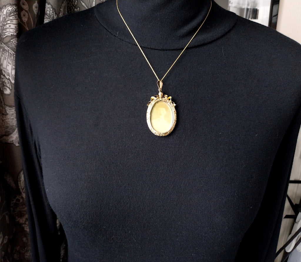 Victorian 9ct Gold Photo Locket Pendant - Double Sided on 18" Gold Chain - 9.8g