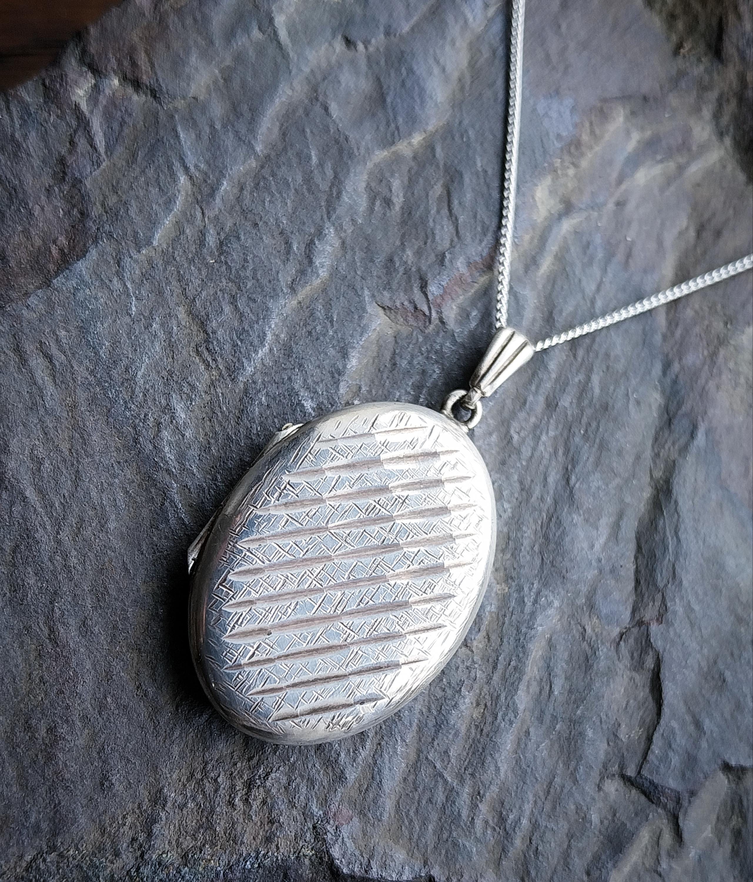 Vintage Oval SILVER LOCKET with Striped design on 18" Chain - 6.4g