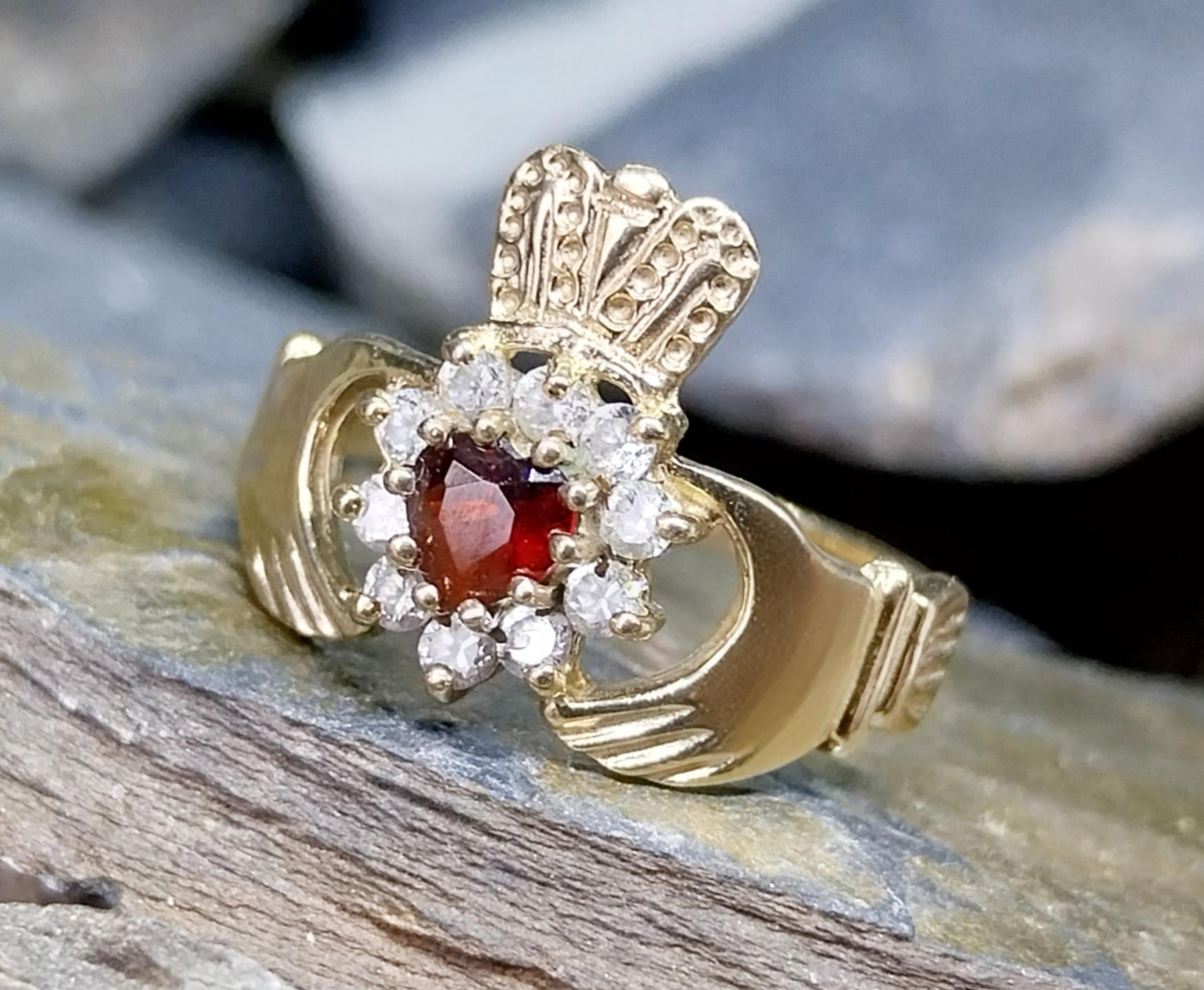 9ct GOLD CLADDAGH Ring with Red Garnet GemStones - Size uk L (5.5) - 2.1g